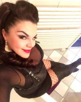 Enza aus Frankreich (PLZ: 0033)